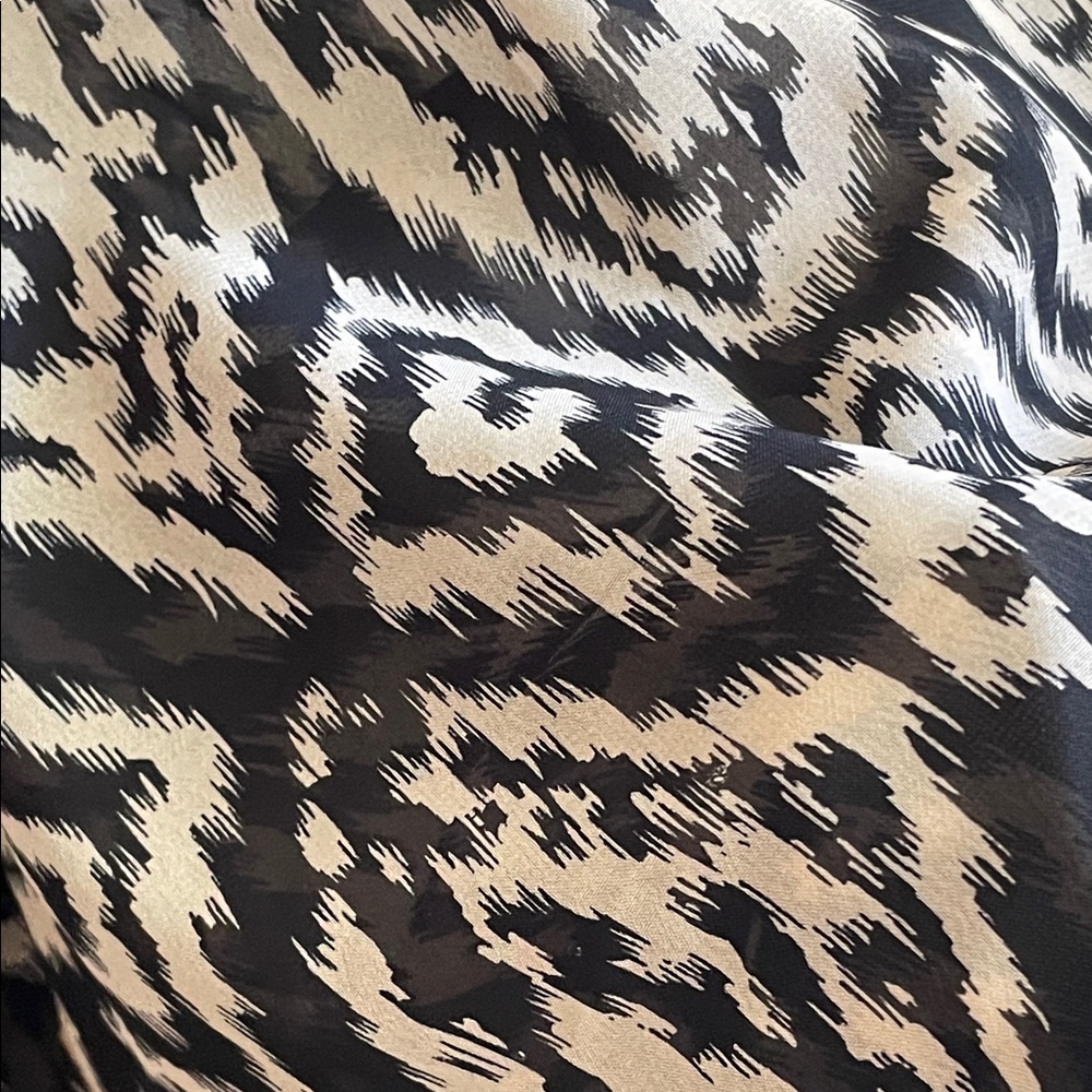 Chic Black and Off-White ikat Patterned Shawl Scarf - Picture 5 of 7